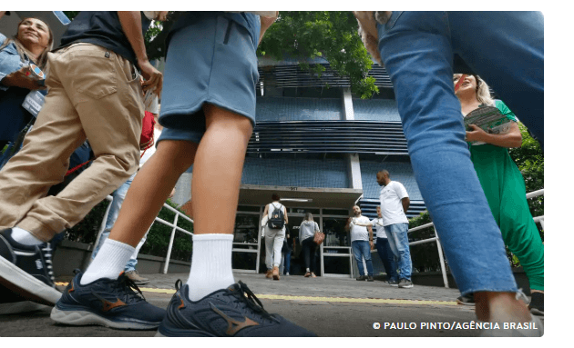 Lei que aumenta as penas para quem comete crimes nas dependências de instituições de ensino em geral