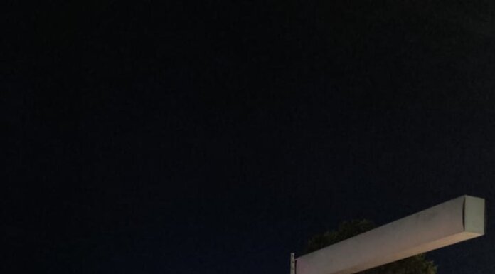 Antes de bater em caminhão, motorista de HB20 atingiu motocicleta na ponte Presidente Dutra; duas pessoas sofreram ferimentos graves