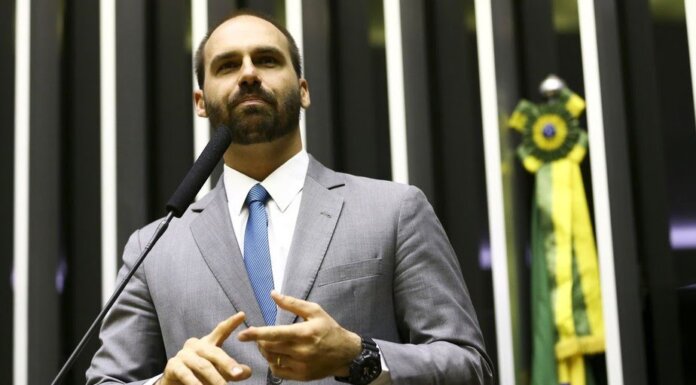 Licença do mandato de Eduardo Bolsonaro termina neste domingo (20); saiba o que acontece