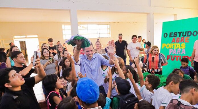 Investimento e carinho na educação: gestão Anisio Viana inicia entrega de fardamento para quase 12 mil alunos