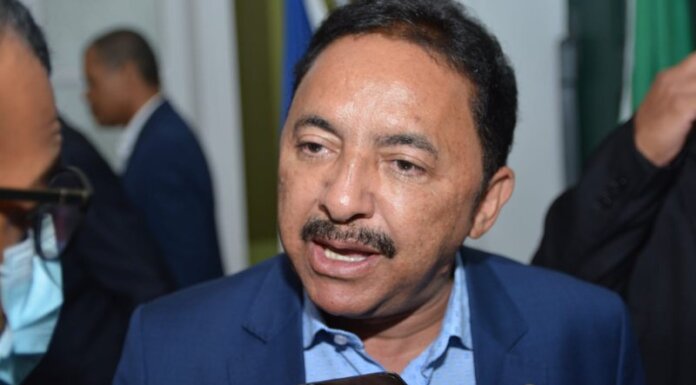 Impasse envolvendo Jerônimo, Lupi e prefeito de Juazeiro trava pré-candidatura de Roberto Carlos a deputado federal