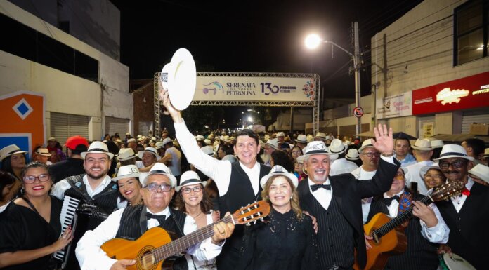 Serenata da Nossa Petrolina ganha ruas e lota Praça 21 de Setembro