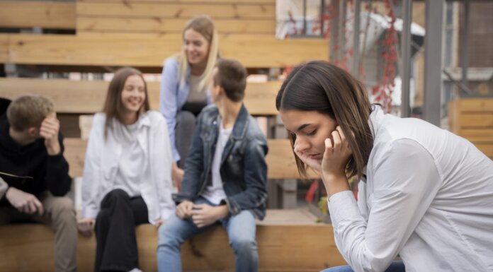 Setembro Amarelo alerta para os impactos do bullying e do isolamento emocional entre crianças e adolescentes