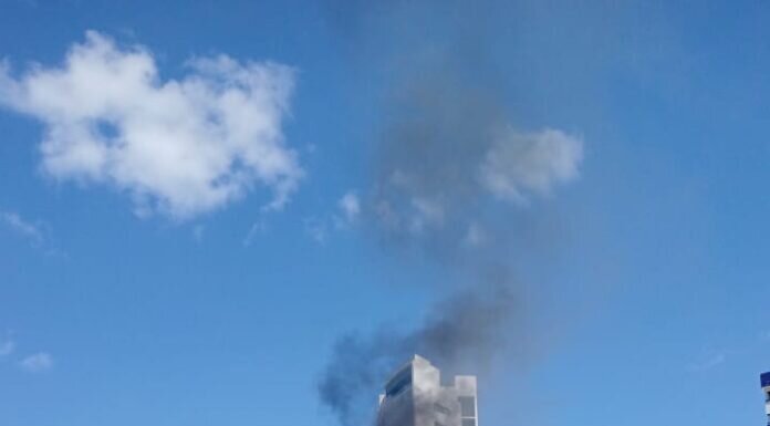 Duas pessoas são socorridas após inalarem fumaça em incêndio que atingiu apartamento no bairro Angari, em Juazeiro