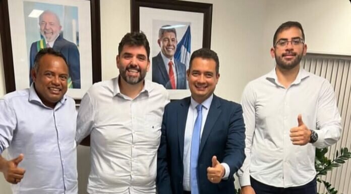 Prefeito de Juazeiro articula investimentos em Salvador e apresenta ônibus modernos que chegam à cidade na próxima semana