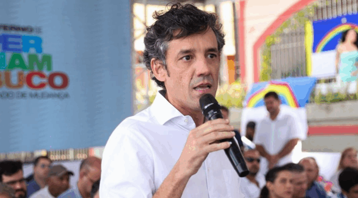 “Raquel Lyra tem coragem de fazer o que ninguém fez”, afirma Daniel Coelho sobre o início da demolição da Penitenciária Barreto Campelo