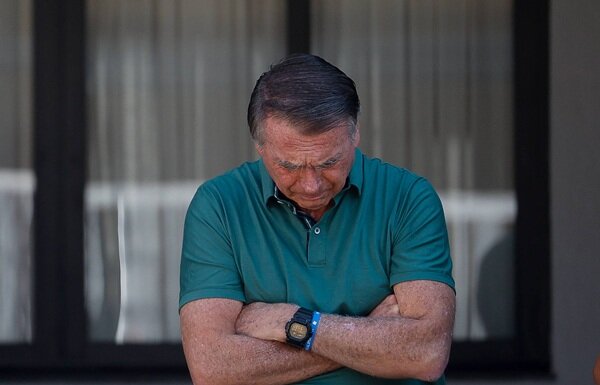 Bolsonaro pede para que Eduardo “feche a boca” para não prejudicá-lo