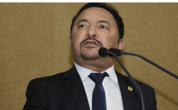 Roberto Carlos vive “saia justa” com possível desistência de candidatura a Brasília e ascensão de ex-prefeito; diz Bahia Notícias