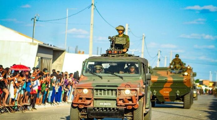 Multidão lotou a Avenida Miguel Arraes no desfile histórico da operação carcará VI em Lagoa Grande