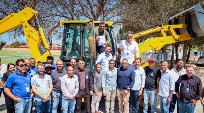 Prefeito Andrei, e superintendente da Codevasf entregam retroescavadeira para produtores do Distrito de Irrigação do Salitre