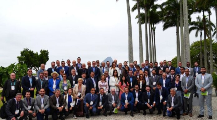 Andrei Gonçalves e mais de 100 prefeitos e prefeitas entregam carta que será encaminhada a líderes mundiais durante a COP30, no Pará