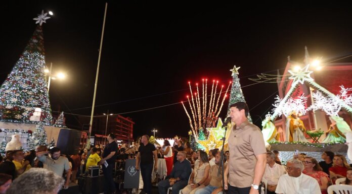 Simão Durando acende as luzes do Natal Luz 2025 e emociona Petrolina com o “Natal na Neve”