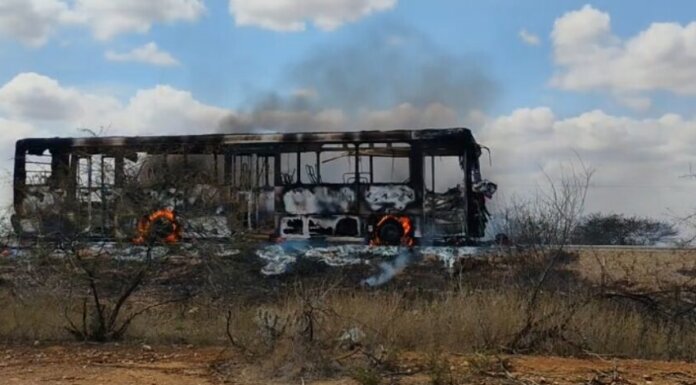 Ônibus da linha intermunicipal Juazeiro–Sobradinho pega fogo nesta quinta-feira (04); usuários cobram fiscalização do serviço
