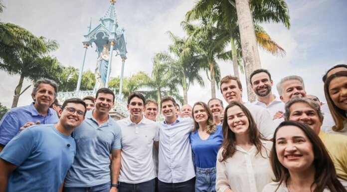Miguel Coelho ganha força ao lado de João Campos durante a tradicional subida ao Morro da Conceição