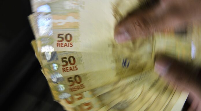 Salário mínimo sobe para R$ 1.621 em 2026 e impacta benefícios sociais