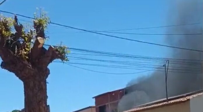 Veículo pega fogo em residência do bairro João Paulo ll, em Juazeiro; chamas foram controladas
