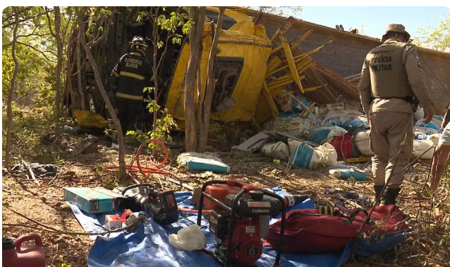 Curaçá: Motorista morre após carreta capotar. Mercadoria de fertilizante é saqueada