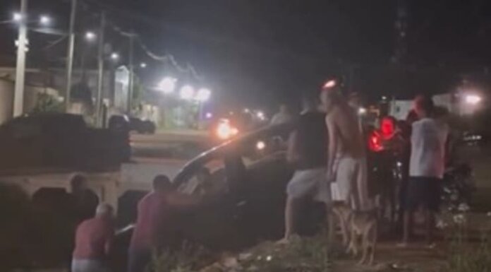 Carro cai em canal no Bairro João Paulo II, em Juazeiro