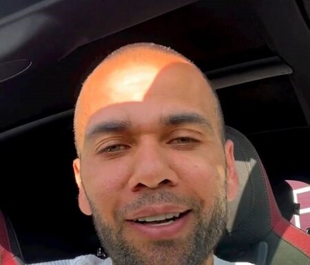 Daniel Alves será anunciado por time europeu nos próximos dias, diz site