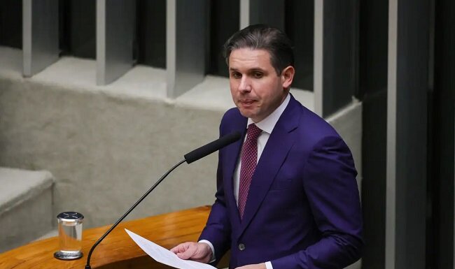 Motta promete avançar sobre escala 6×1 e trabalho por aplicativos