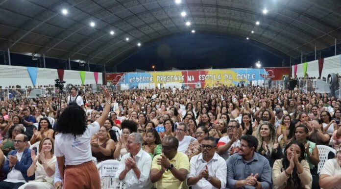 Prefeitura de Juazeiro reúne cerca de três mil profissionais de educação na abertura do ano letivo