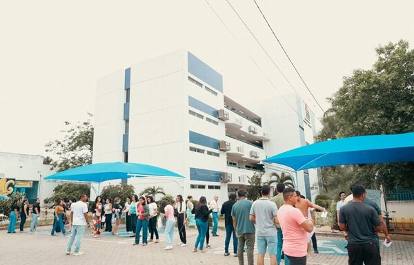 Com a divulgação do gabarito preliminar, inicia nesta terça-feira (10) o período para apresentação de recursos do concurso público da Educação de Petrolina. Os candidatos poderão solicitar a revisão das questões até a próxima quinta-feira (12), exclusivamente por meio do site da banca organizadora, www.upenet.com.br, conforme o cronograma do Edital nº 001/2025. O gabarito preliminar do maior concurso público já realizado na área da Educação no município foi divulgado nesta segunda-feira (9). O certame tem como objetivo fortalecer o quadro de profissionais da rede municipal de ensino e oferece 1.194 vagas, distribuídas entre os cargos de professor da Educação Infantil, Anos Iniciais e Anos Finais da Educação Básica, além de secretário escolar, psicólogo escolar e assistente social. Os candidatos devem acompanhar atentamente todas as orientações previstas no edital, disponível no site da banca organizadora, documento que detalha os critérios, prazos e procedimentos para a apresentação de recursos. O edital também traz informações sobre as próximas fases do concurso, como a divulgação do resultado preliminar, análise dos recursos interpostos e, posteriormente, a publicação do resultado final.