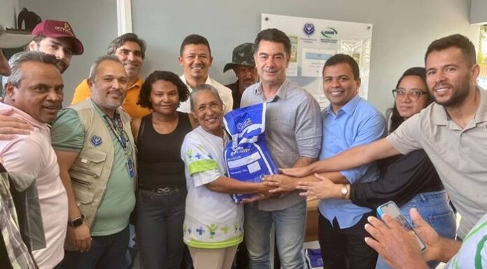 Raimundo Pimentel participa da entrega de 35 toneladas de sementes para agricultores de Araripina