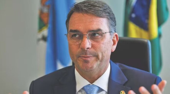 Flávio pede apoio a todos, todas e “todes” nas redes