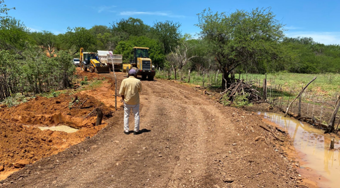 Prefeitura de Petrolina realiza melhorias de estradas da zona rural após chuvas