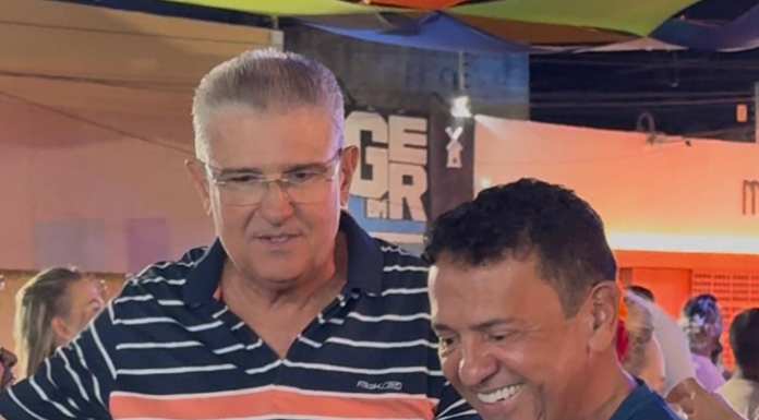 Gestos que Falam: A Aliança Silenciosa entre Guilherme Coelho e Carlos Britto