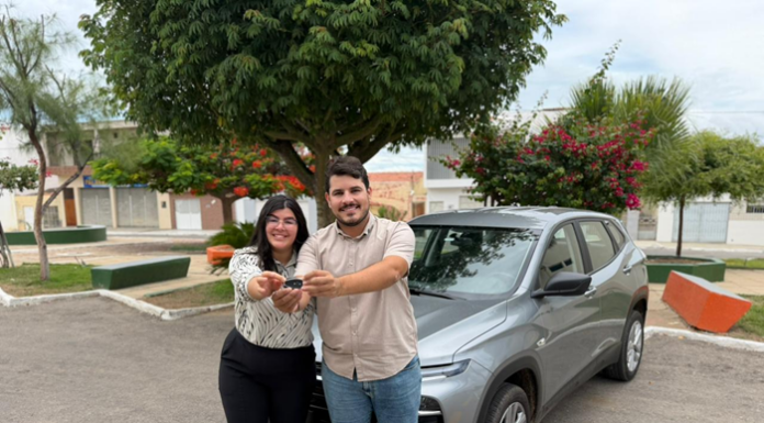 Prefeito de Orocó Ismael Lira entrega carro 0km para transporte de pacientes da hemodiálise