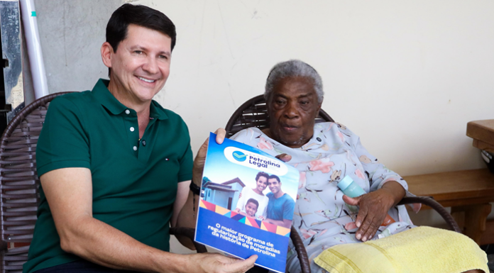 Aos 91 anos, moradora do Pedro Raimundo recebe título de posse das mãos do prefeito Simão Durando