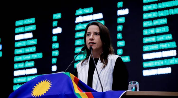 Raquel Lyra faz balanço, cutuca a oposição e muda o clima na Alepe