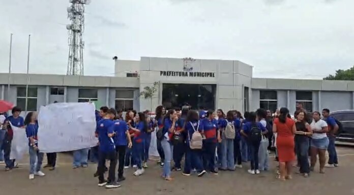 Estudantes e professores protestam por falta de verba no Colégio Dr. Juca, em Sento Sé