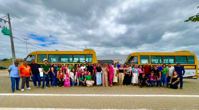 Lagoa Grande reforça transporte escolar com entrega de dois novos ônibus 0 km
