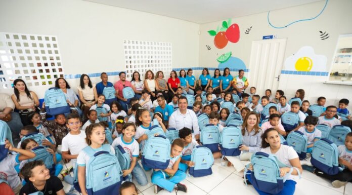 Investimento histórico em educação: Prefeito Andrei inicia entrega de quase 38 mil kits escolares em Juazeiro