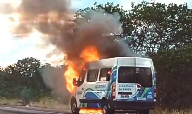 Van de prefeitura de Capim Grosso pega fogo na BR-324; ninguém ficou ferido