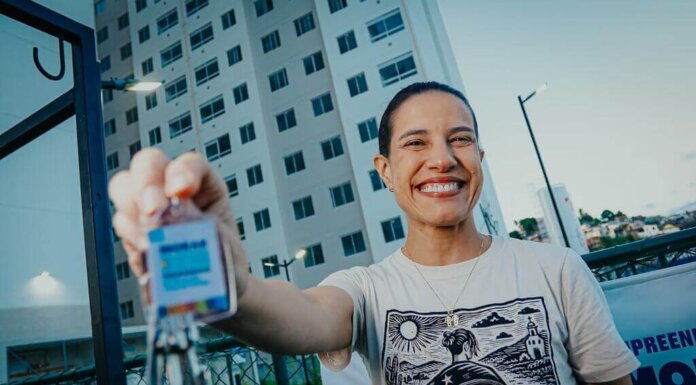 No Recife, governadora Raquel Lyra entrega chaves de 125 residências para famílias beneficiadas pelo Programa Morar Bem – Entrada Garantida