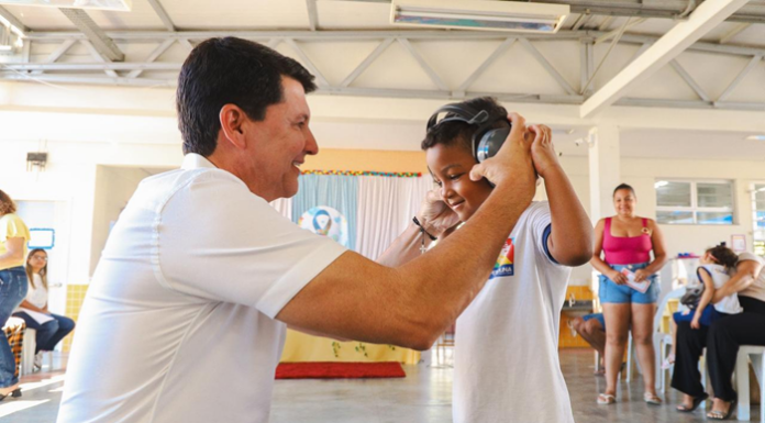 Simão Durando entrega abafadores de ruído para alunos com TEA em Petrolina e garante mais inclusão