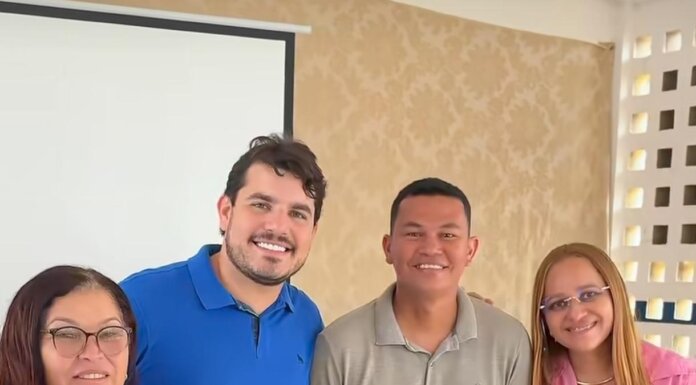 Prefeito Ismael Lira entrega notebooks a professores e reforça investimento na educação em Orocó