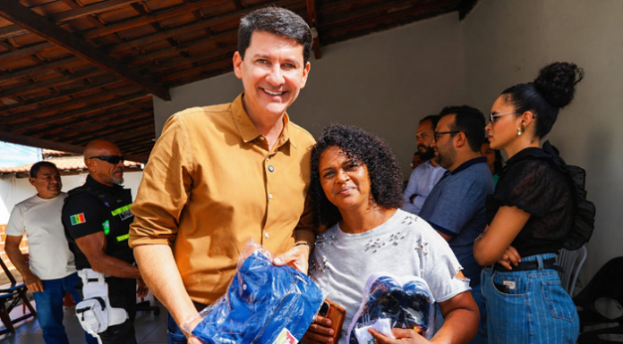 “Agora tem até casaco”, diz mãe ao agradecer a Simão Durando por kit escolar em Petrolina