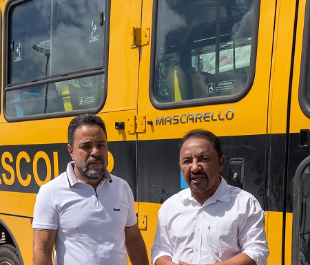 Deputado Roberto Carlos reforça compromisso com a educação ao garantir ônibus escolar para Jaguarari