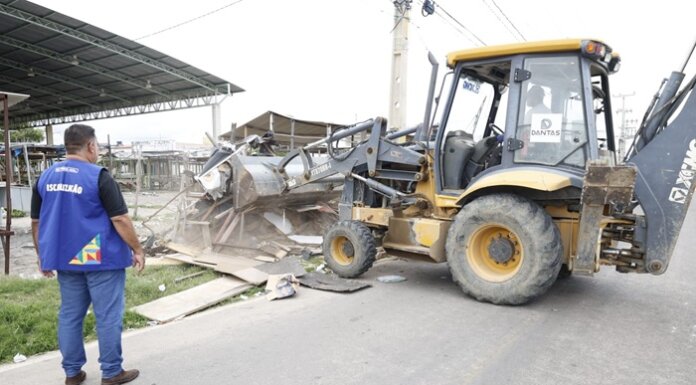Ação do Petrolina + Limpa remove entulhos que causavam prejuízos no entorno da Feira do Jardim Maravilha