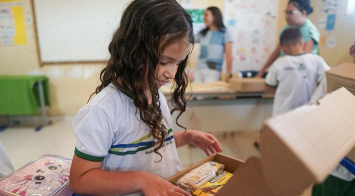 Mais apoio para aprender: estudantes de Casa Nova recebem kits de material escolar