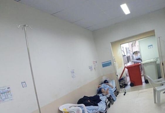 Pacientes do Hospital Regional de Juazeiro estão em macas nos corredores e demora de atendimento desumano revolta familiares