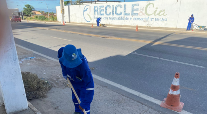 Importante corredor viário, Avenida Fernando de Farias passa por ação intensificada de limpeza