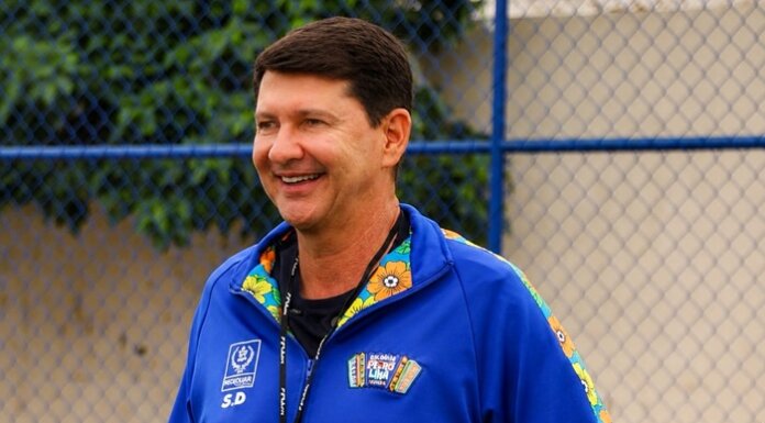 Simão Durando entrega primeiro campo de grama sintética em escola de Petrolina