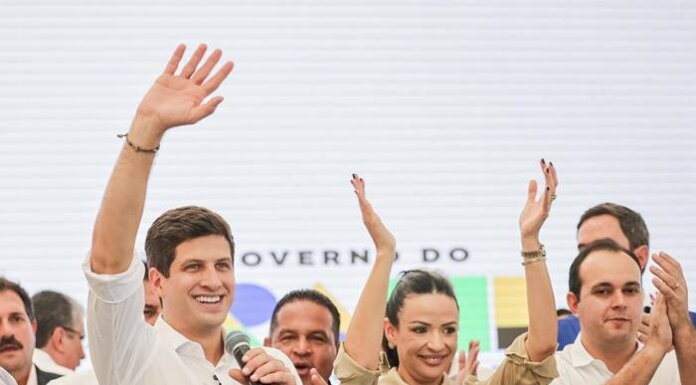 João Campos participa da entrega de 75 veículos para saúde em Serra Talhada