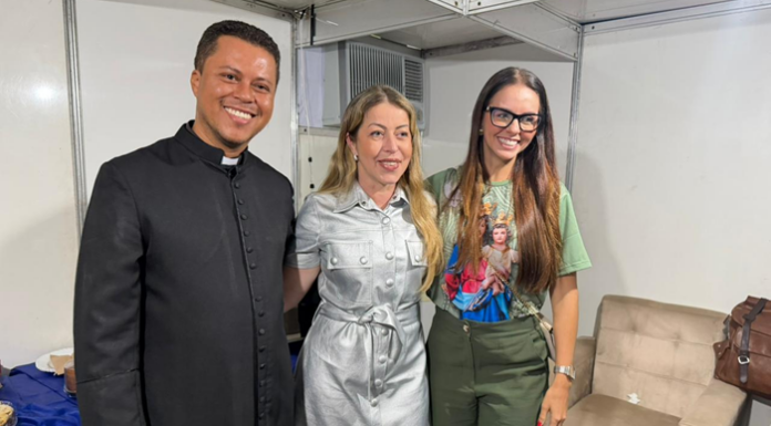 Fé, devoção e muito louvor com Adriana Arydes marcaram o encerramento da Festa de Nossa Senhora Auxiliadora em Lagoa Grande
