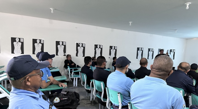 Profissionais de segurança recebem treinamento para uso de tecnologia não letal em Petrolina